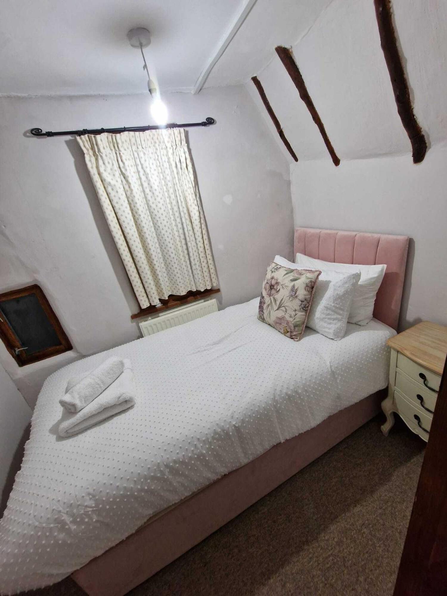 Two Bedroom Grade Ll Cottage At Az Luxury Stays Honey Horsefield With Wifi And Free Parking Hundon Exterior photo